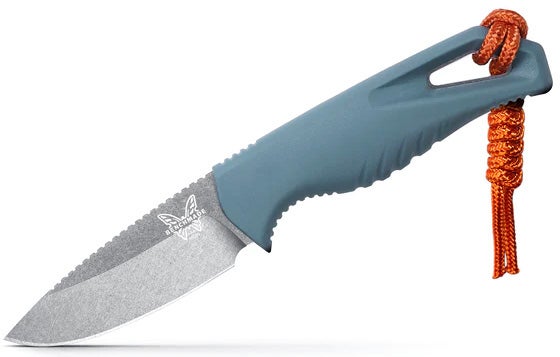 Benchmade 18050 Intersect kniv med fast MagnaCut drop point-blad i stonewash-finish og Depth Blue Santoprene-skæfte