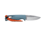 Benchmade 18050 Intersect kniv med fast MagnaCut drop point-blad i stonewash-finish og Depth Blue Santoprene-skæfte