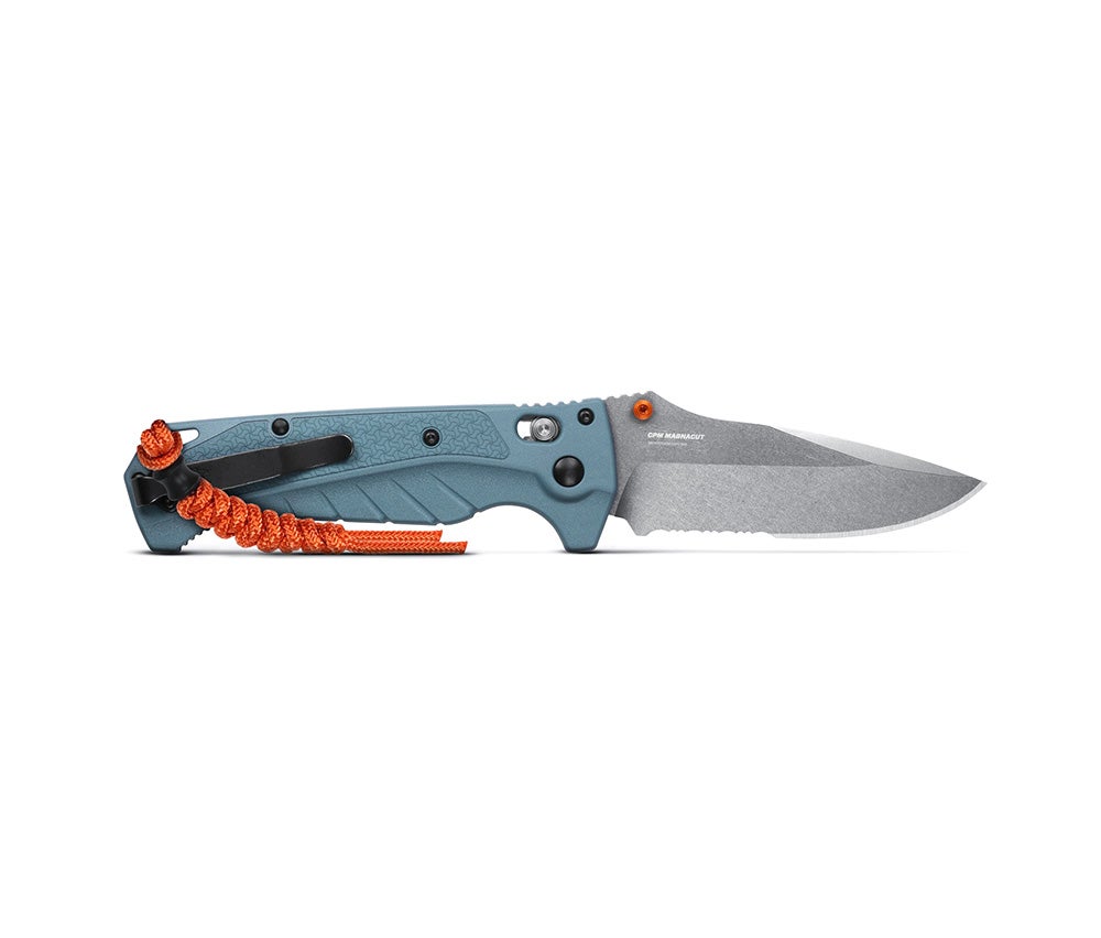 Benchmade 18060S Adira foldekniv med delvist savtakket MagnaCut drop point-blad, Depth Blue Grivory-skæfte og orange lanyard