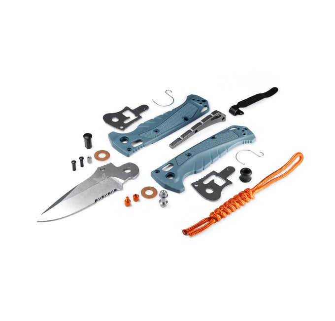 Benchmade 18065S Mini Adira foldekniv med delvist savtakket MagnaCut drop point-blad, Depth Blue Grivory-skæfte og orange lanyard