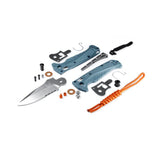 Benchmade 18065S Mini Adira foldekniv med delvist savtakket MagnaCut drop point-blad, Depth Blue Grivory-skæfte og orange lanyard