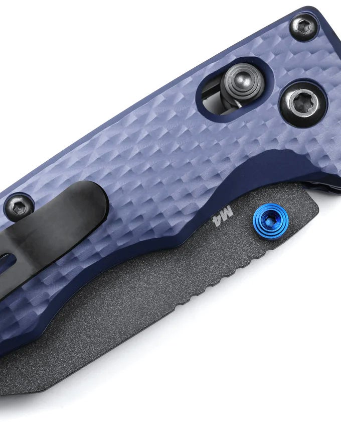 Benchmade 290BK Full Immunity foldekniv med CPM-M4 Wharncliffe-blad i Cerakote og skæfte i Crater Blue aluminium