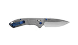 Benchmade 743 Mini Narrows foldekniv med stonewash CPM-20CV drop-point blad og gråt skæfte i titanium med Sapphire Blue-detaljer