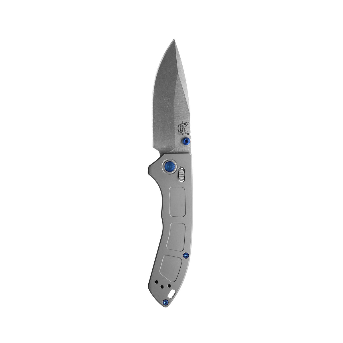 Benchmade 743 Mini Narrows foldekniv med stonewash CPM-20CV drop-point blad og gråt skæfte i titanium med Sapphire Blue-detaljer