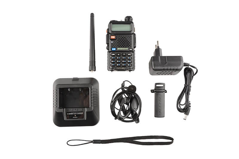 Baofeng UV-5R radio med pakkeindhold vist på gulv