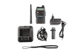 Baofeng UV-5R radio med pakkeindhold vist på gulv