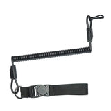 Det sorte pistol lanyard har et solidt spænde og er velegnet til sikker fastholdelse.