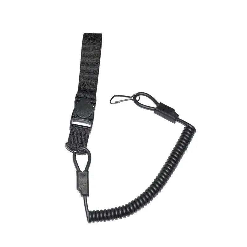 Sort pistol lanyard med metalkrog og rem rundt om håndleddet