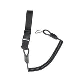 Sort pistol lanyard med metalkrog og rem rundt om håndleddet