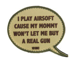 Airsoft PVC patch med teksten “I play airsoft” i sand og grøn.