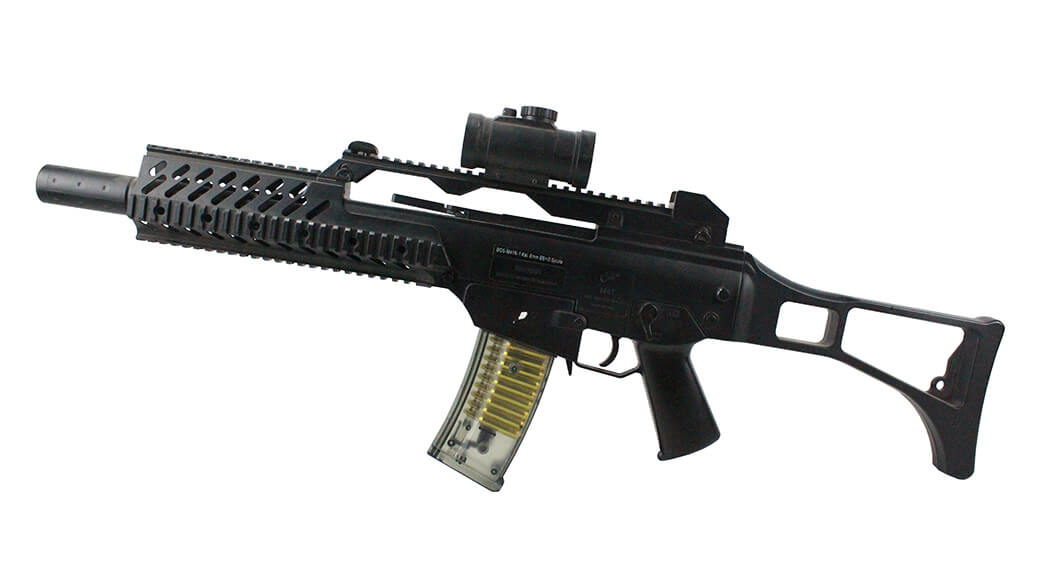 M41 K1 softgun gevær foran med rødpunktssigte og bærerem.