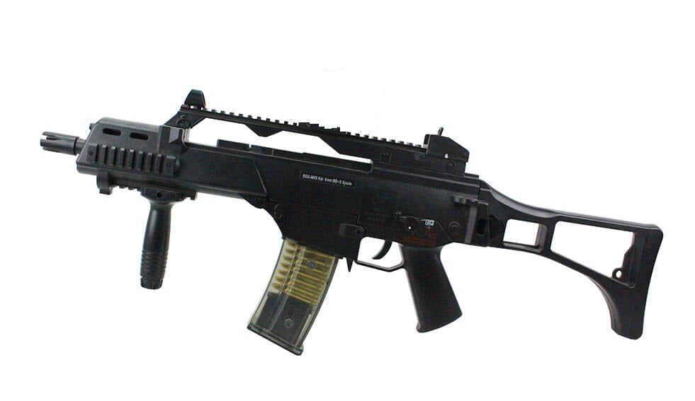 M85 airsoftgevær vist forfra, med lyddæmper og tilbehør