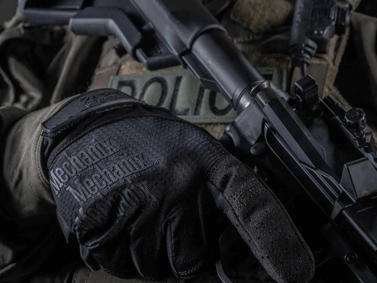 Mechanix Specality Vent handske i sort, vist fra siden for et taktisk look.