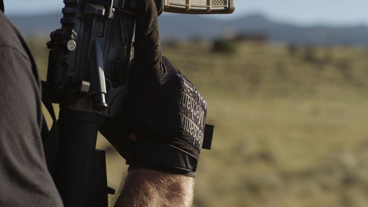 Mechanix Wear Vent sort handske, monteret på en airsoft pistol